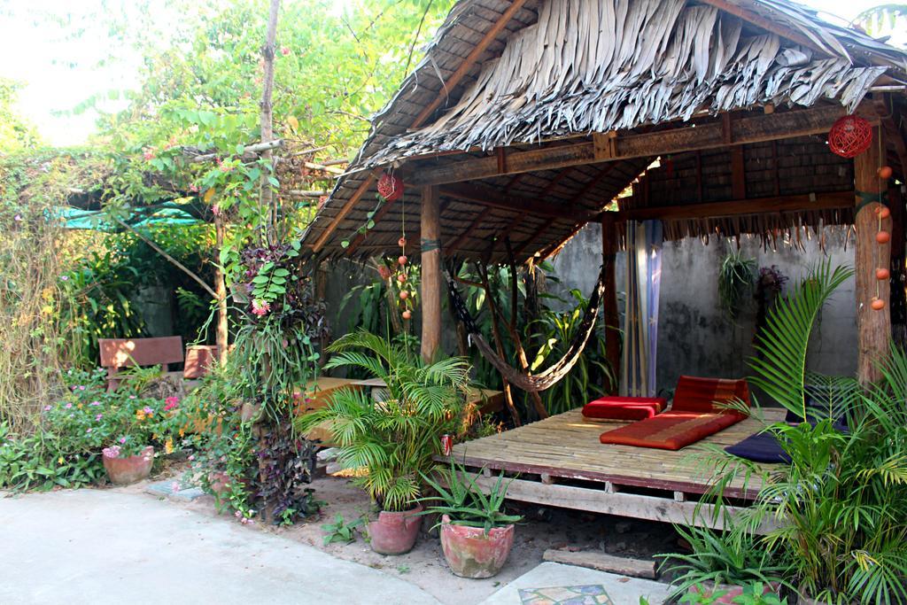 Garden Guesthouse コンポンチュナン エクステリア 写真
